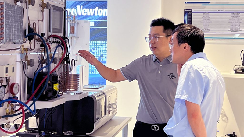 [Coopération université-entreprise] MicroNewton et l'Université de Shanghai pour les sciences et technologies lancent avec succès une base commune de stages et de formation