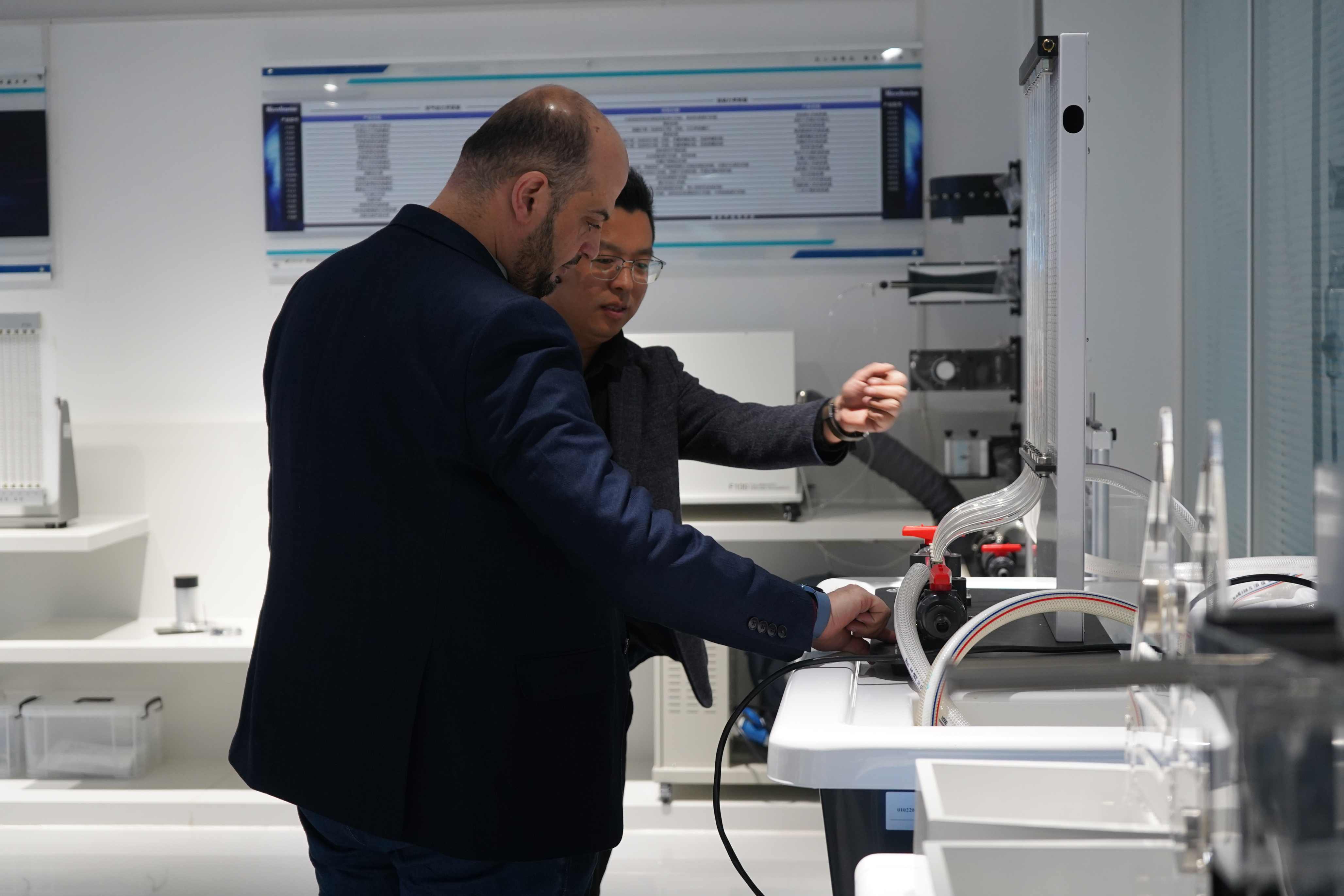 Pompes en série et parallèles Dispositif expérimental Mécanique des fluides Équipement de laboratoire d'enseignement universitaire