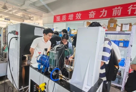 Des &eacute;tudiants universitaires visitent MicroNewton pour un apprentissage et un &eacute;change technique sur le stockage d'&eacute;nergie